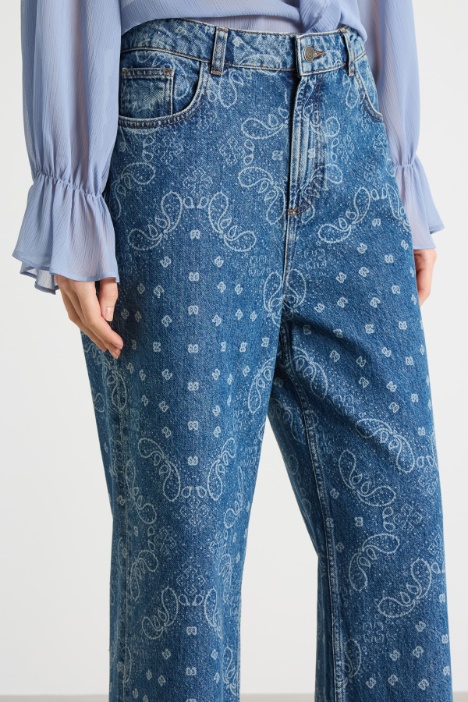 Jeans de corte amplio con estampado de bandana