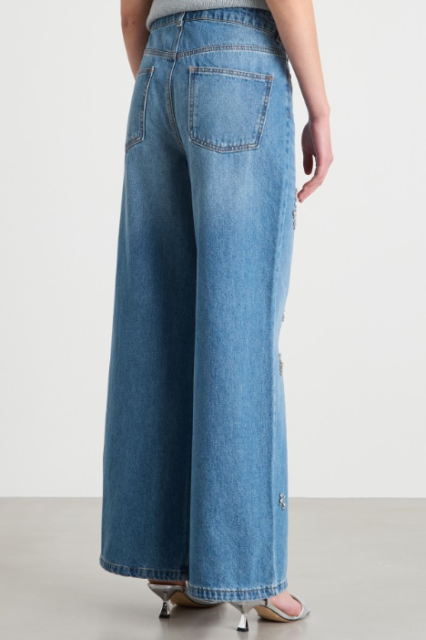 Jeans ampio con strass