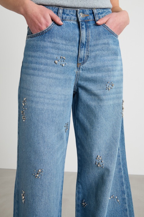 Jeans ampio con strass