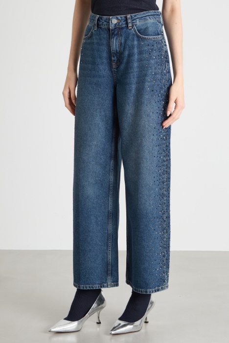 Jeans ampio con strass