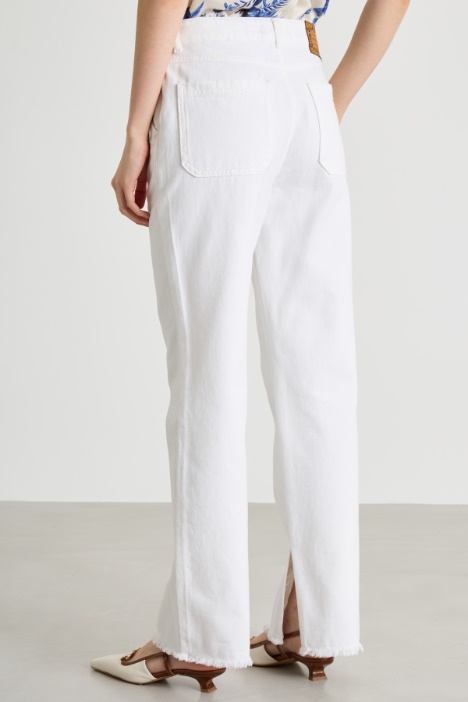 Jeans dritti con orlo sfrangiato