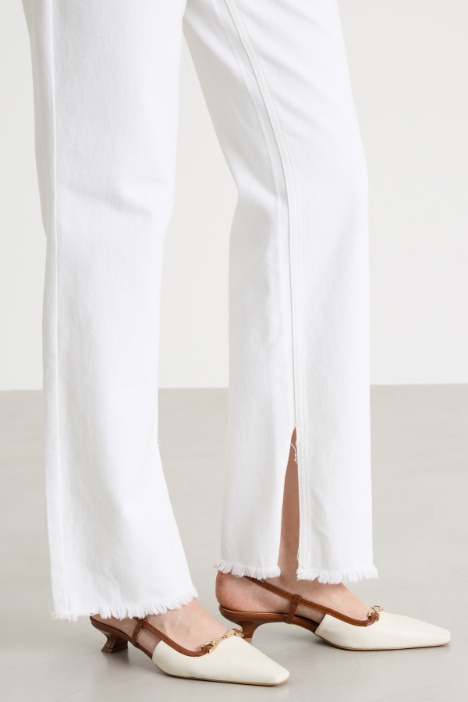 Jeans dritti con orlo sfrangiato