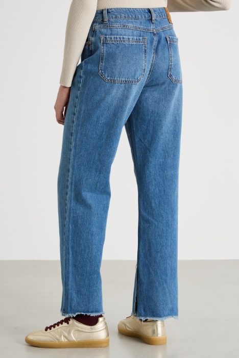 Jeans dritti con orlo sfrangiato