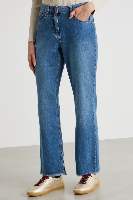 Jeans dritti con orlo sfrangiato