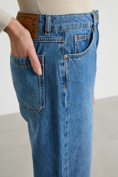 Jeans dritti con orlo sfrangiato