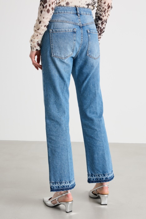 Jeans con fondo sfrangiato