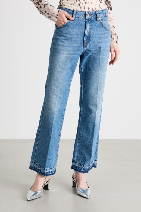 Jeans con fondo sfrangiato