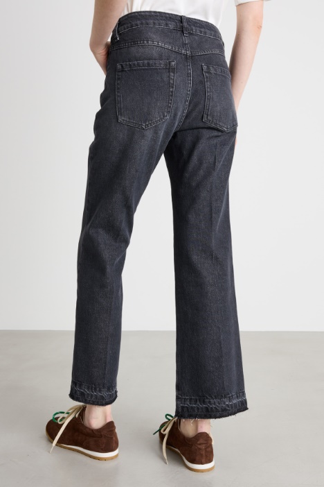 Jeans con fondo sfrangiato