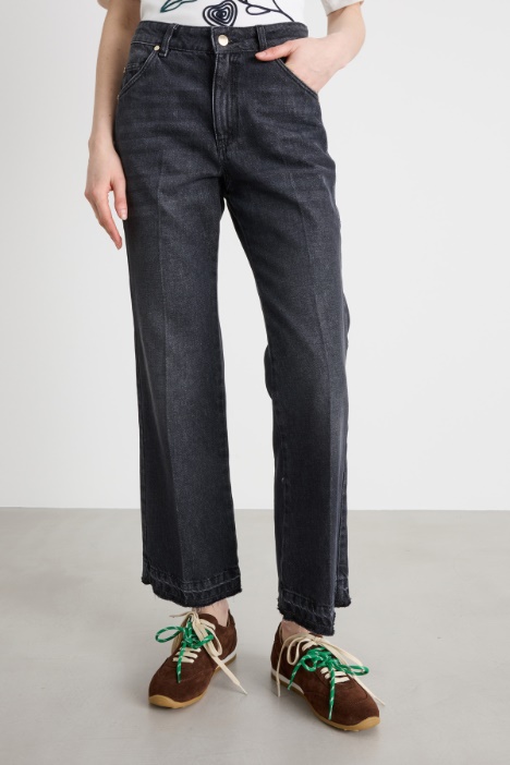 Jeans con fondo sfrangiato