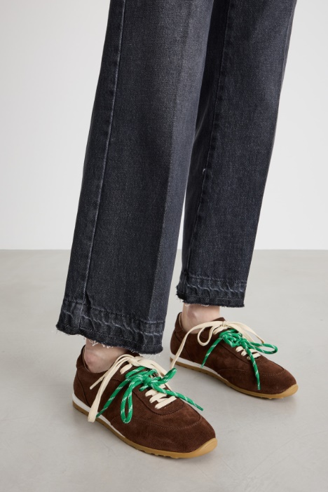 Jeans con fondo sfrangiato