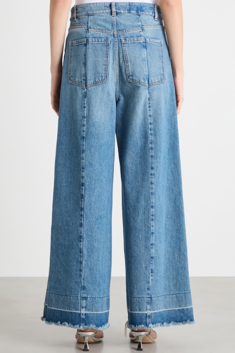 Jeans amplios con pespuntes