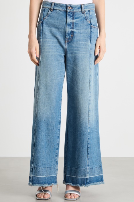 Jeans amplios con pespuntes