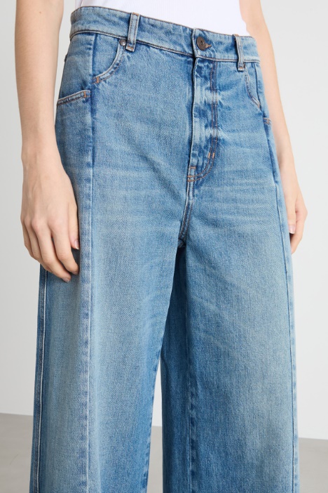 Jeans amplios con pespuntes