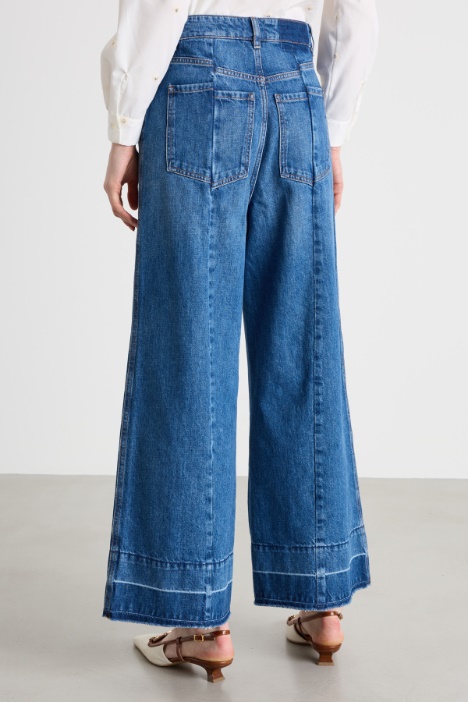 Jeans amplios con pespuntes