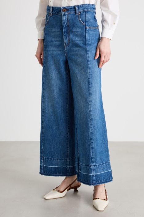 Jeans amplios con pespuntes