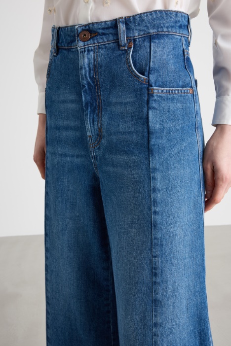 Jeans amplios con pespuntes