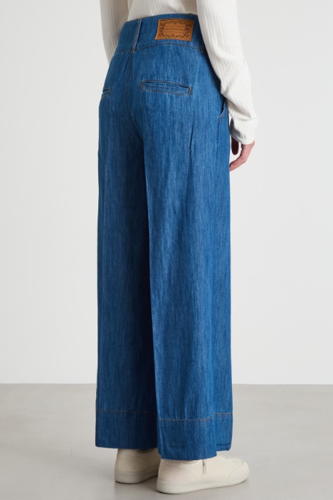 Jeans ampio con baschina