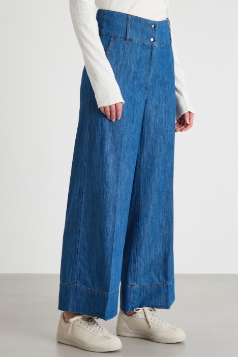 Jeans ampio con baschina
