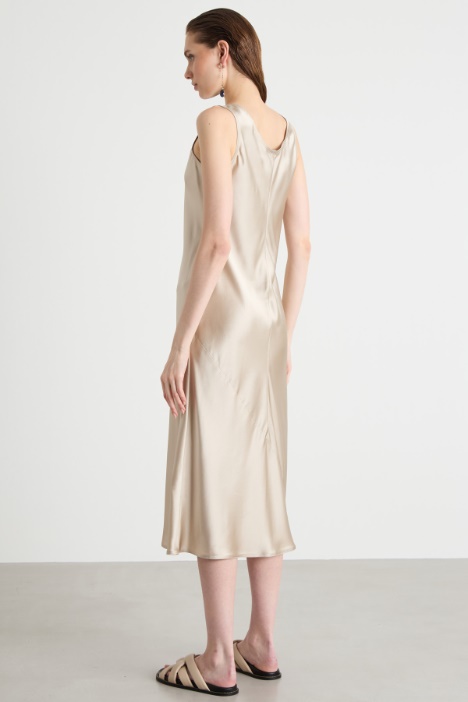 Abito fluido in raso