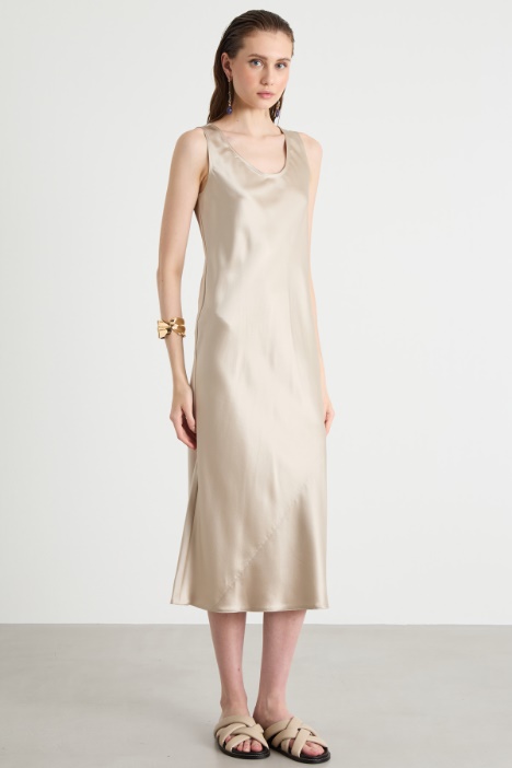 Abito fluido in raso