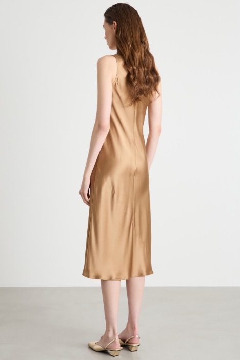 Abito fluido in raso