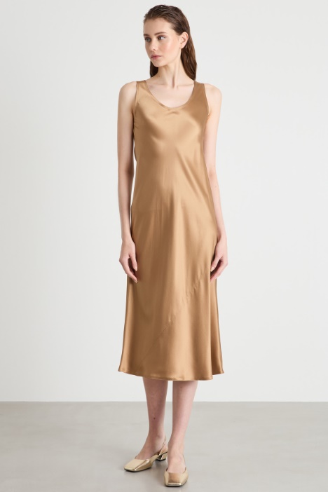 Abito fluido in raso