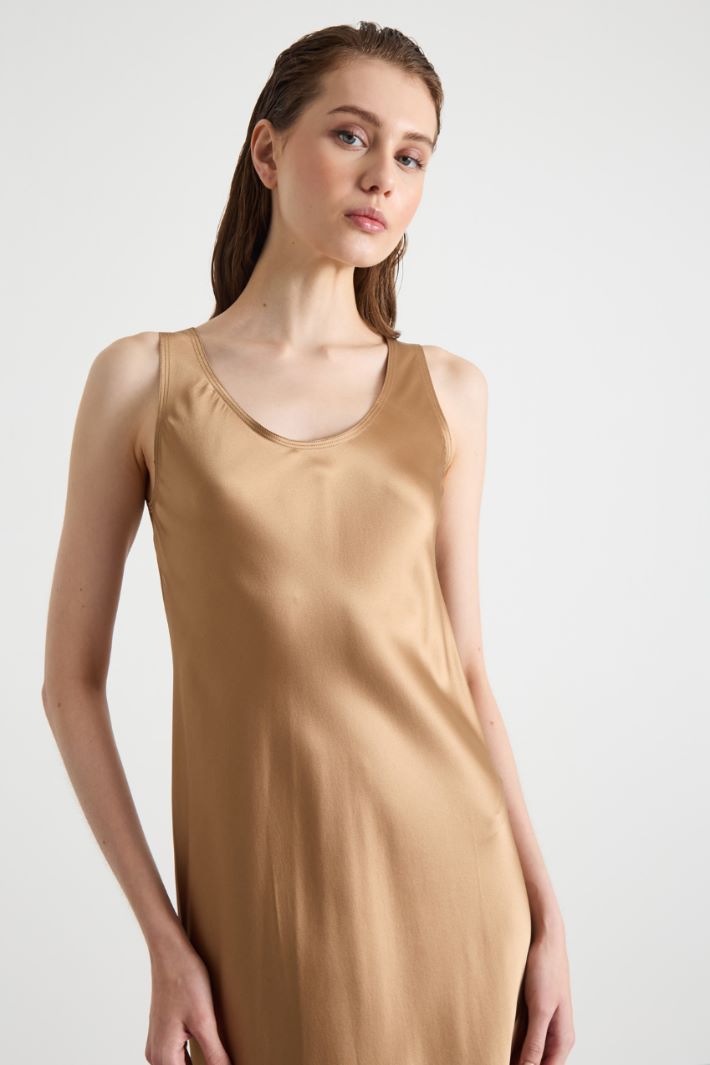 Flowing satin dress Intrend - 3
