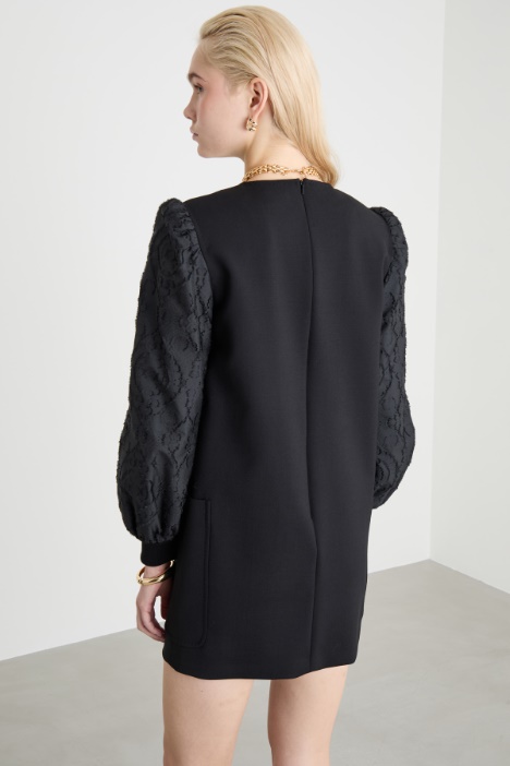 Abito corto con maniche jacquard