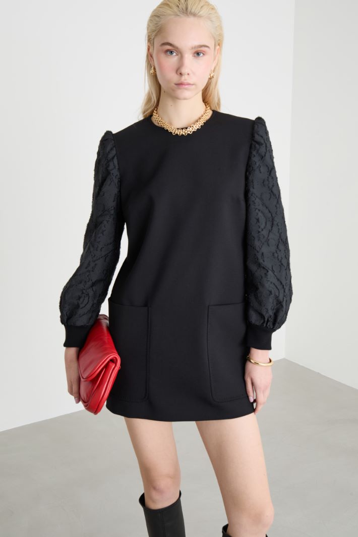 Abito corto con maniche jacquard Intrend - 2