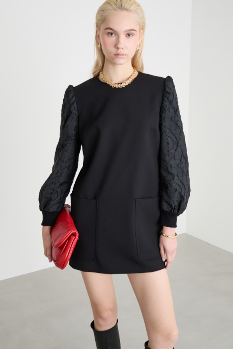 Abito corto con maniche jacquard