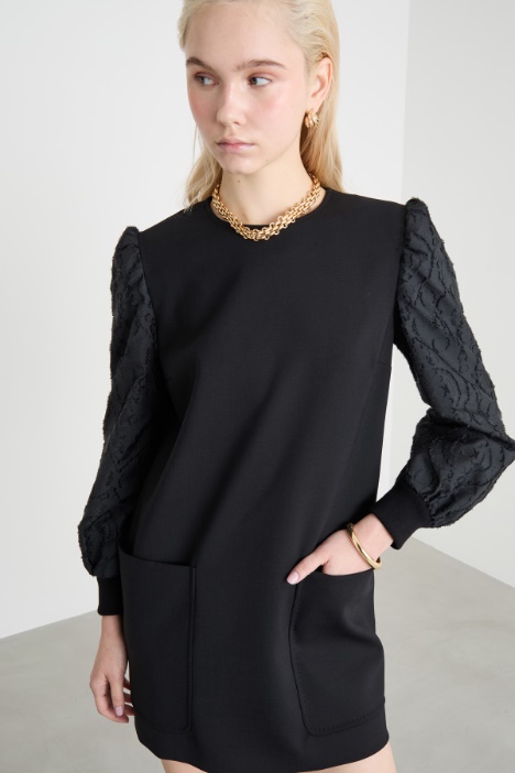 Abito corto con maniche jacquard
