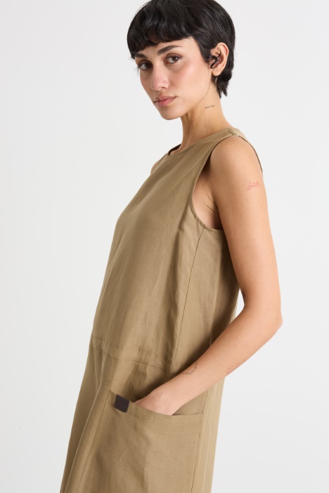 Abito smanicato lungo con tasche