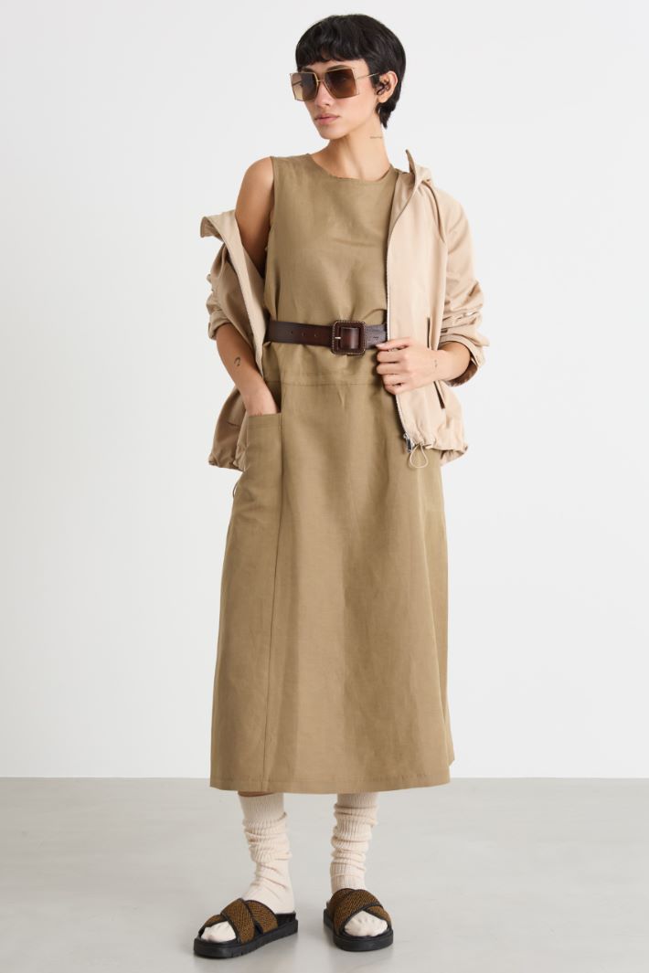 Abito smanicato lungo con tasche Intrend