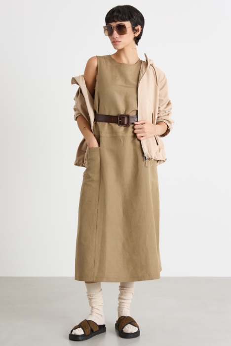 Abito smanicato lungo con tasche Intrend