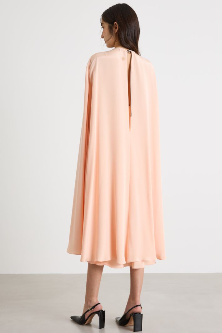 Caped crepe de chine sheath dress Intrend - 4