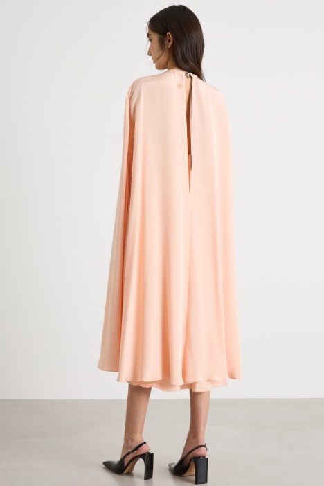 Abito a tubino con mantella in crepe de chine