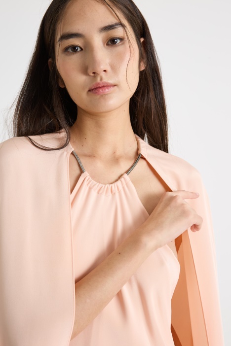 Abito a tubino con mantella in crepe de chine