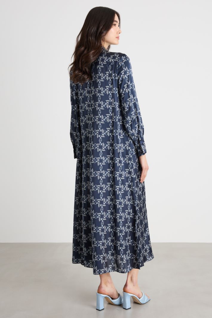 Long printed satin dress Intrend - 4