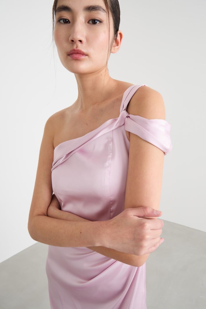 One-shoulder satin dress Intrend - 3