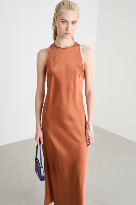 Abito lungo in raso fluido