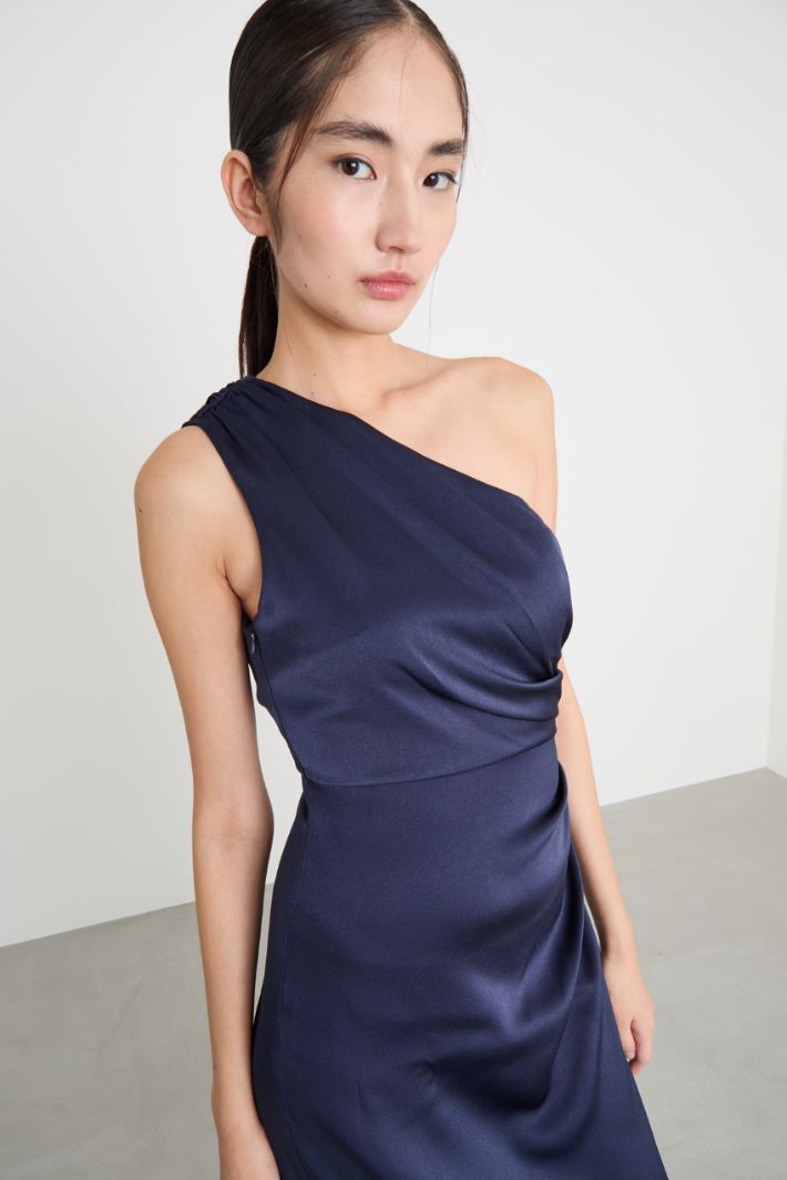 Satin one-shoulder dress Intrend - 3