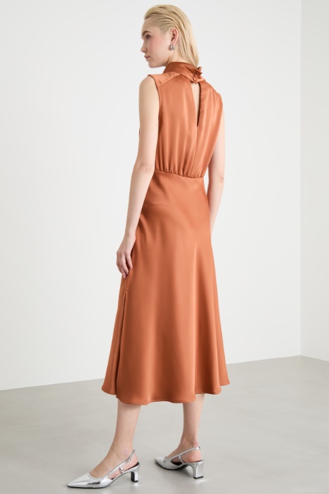 Abito midi in raso con collo alto