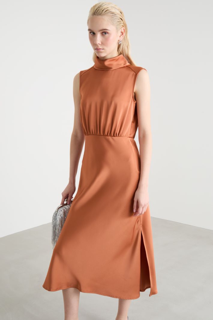 Abito midi in raso con collo alto Intrend - 2