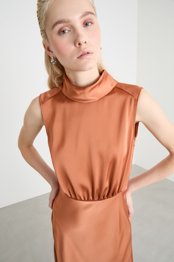 Abito midi in raso con collo alto Intrend - 3