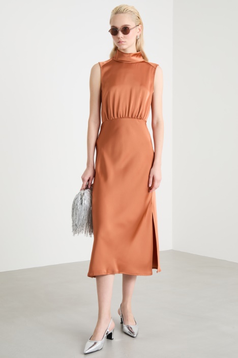 Abito midi in raso con collo alto Intrend