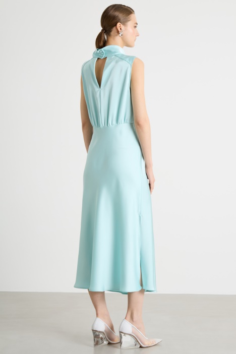 Vestido midi de raso con cuello alto