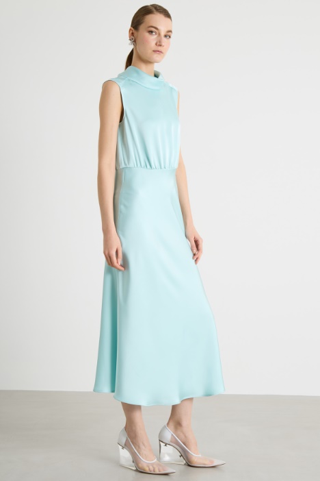Vestido midi de raso con cuello alto