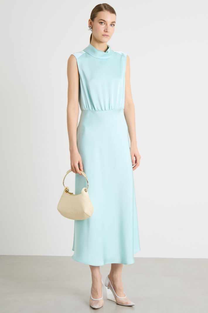 Abito midi in raso con collo alto Intrend