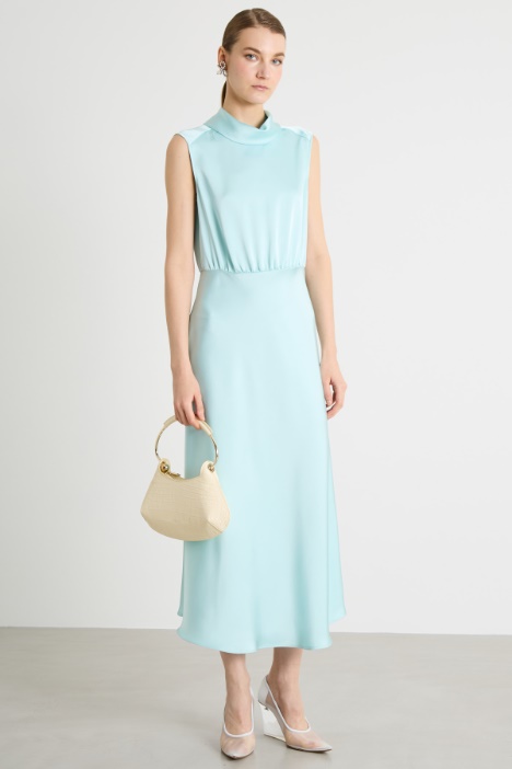Abito midi in raso con collo alto Intrend