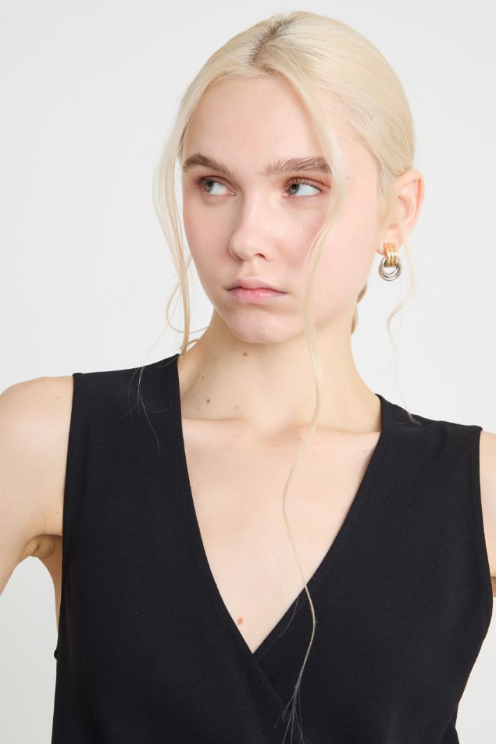 Satin wrap dress with ring detail Intrend - 3